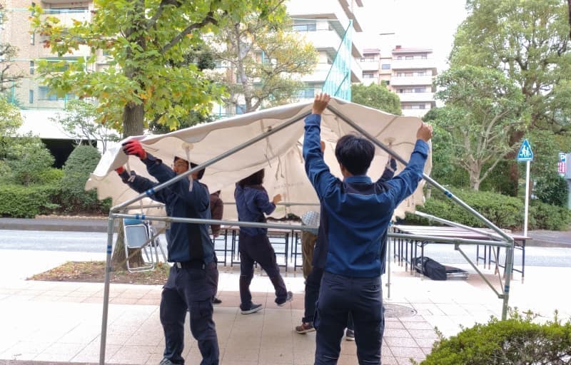 テント設営作業に4名が参加